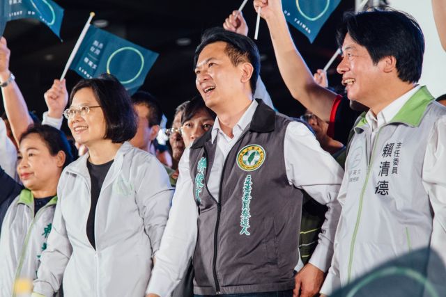 與蔡英文賴清德合照